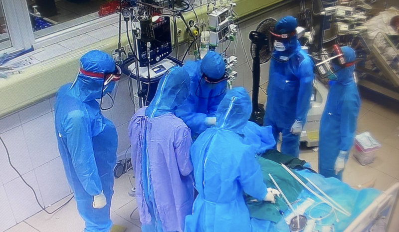 Các bác sĩ can thiệp cho bệnh nhân (Ảnh - BVCC)