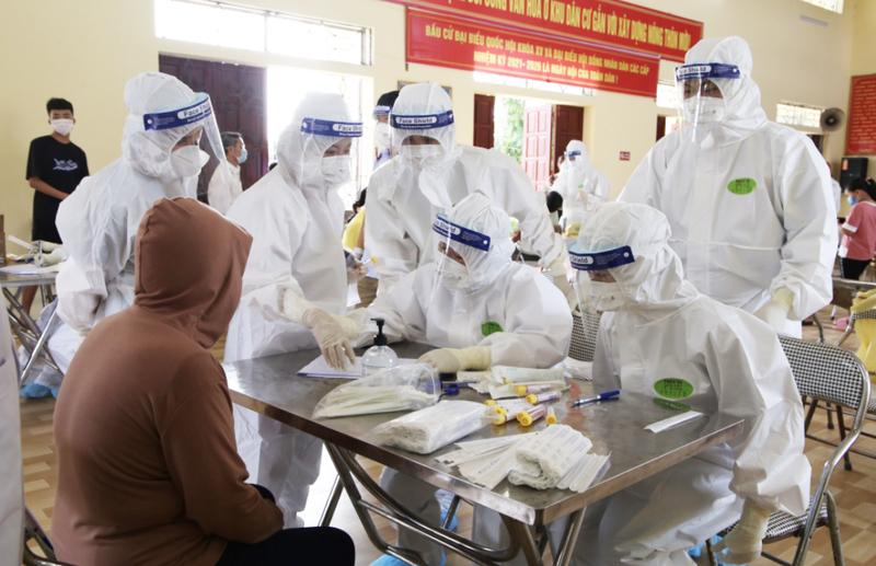 Nhân viên y tế lấy mẫu xét nghiệm cho người dân (Ảnh - BYT)