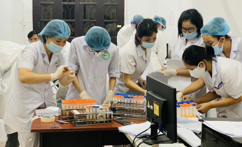 Nhân viên y tế lấy mẫu xét nghiệm COVID-19 (Ảnh - BYT) 