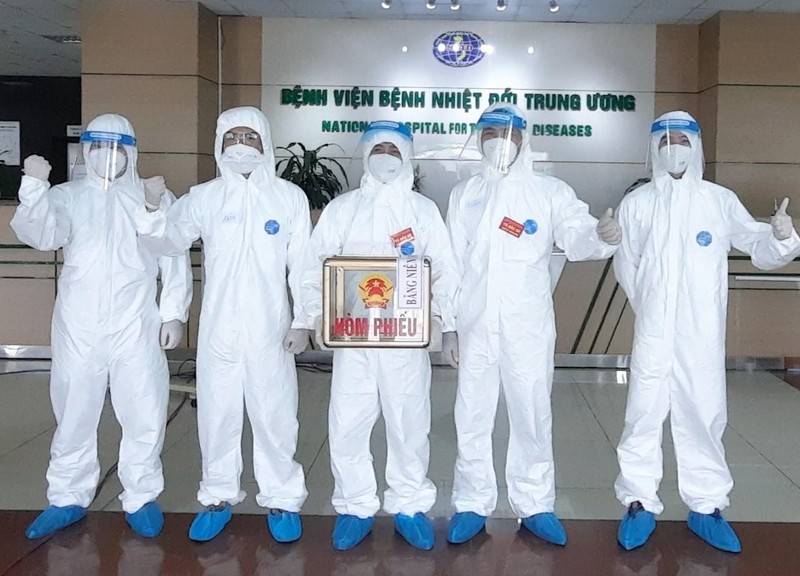 Bác sĩ ở Bệnh viện Bệnh Nhiệt đới Trung ương trong ngày bầu cử (Ảnh - Đặng Thanh) 