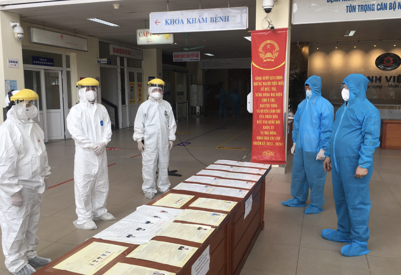 PGS.TS. Lương Ngọc Khuê kiểm tra công tác bầu cử ở Bệnh viện K (Ảnh - BVCC)