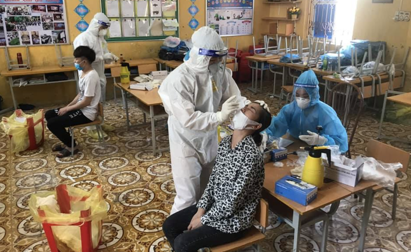 Test nhanh COVID-19 cho người dân (Ảnh - BYT)