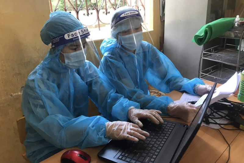 Nhân viên y tế nhập dữ liệu vào máy tính (Ảnh - BYT)