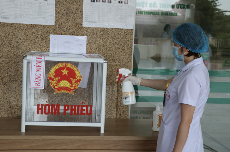 Hòm phiếu thường xuyên được sát khuẩn đảm bảo công tác phòng, chống dịch COVID-19 (Ảnh - Đặng Thanh) Hòm phiếu thường xuyên được sát khuẩn đảm bảo công tác phòng, chống dịch COVID-19 (Ảnh - Đặng Thanh)