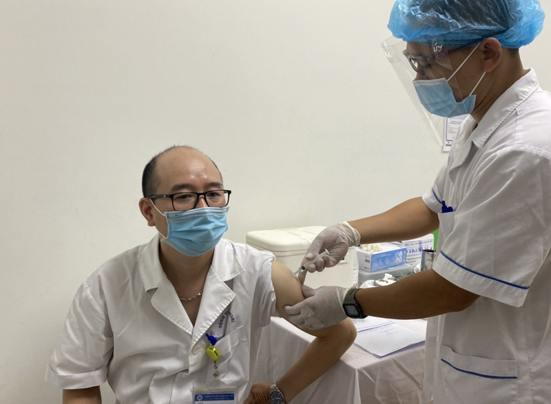 Bác sĩ ở Bệnh viện Hữu Nghị được tiêm vaccine phòng COVID-19 (Ảnh - BVCC)
