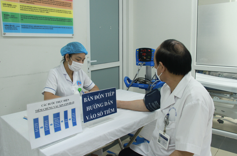 Khám sàng lọc trước tiêm vaccine phòng COVID-19 (Ảnh - Hương Thuỷ)