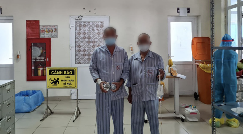 2 bệnh nhân mắc COVID-19 nặng hồi phục sau khi được các bác sĩ điều trị tích cực (Ảnh - Đặng Thanh) 2 bệnh nhân mắc COVID-19 nặng hồi phục sau khi được các bác sĩ điều trị tích cực (Ảnh - Đặng Thanh)