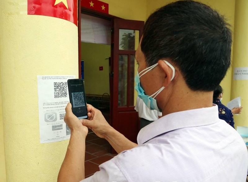 Nhân viên y tế khai báo y tế điện tử bằng mã QRCode (Ảnh - BYT)