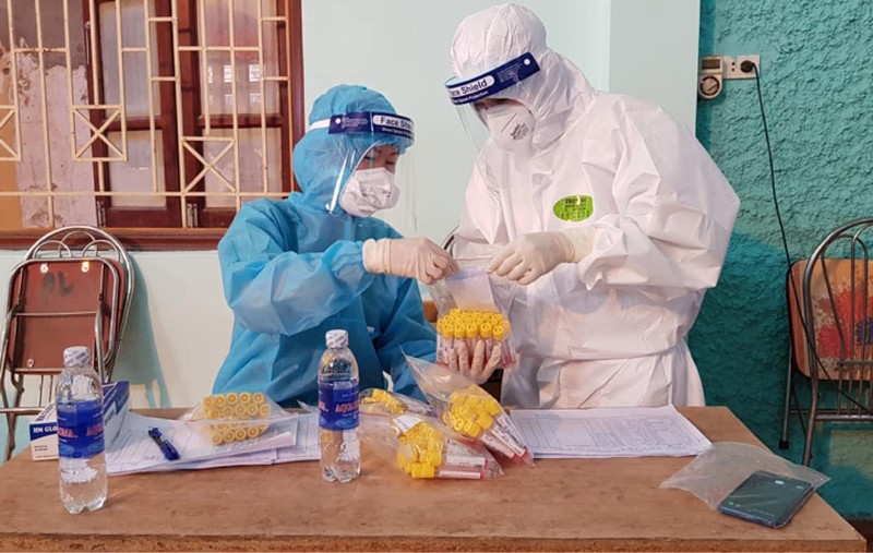 Nhân viên y tế lấy mẫu xét nghiệm COVID-19 (Ảnh - BYT)