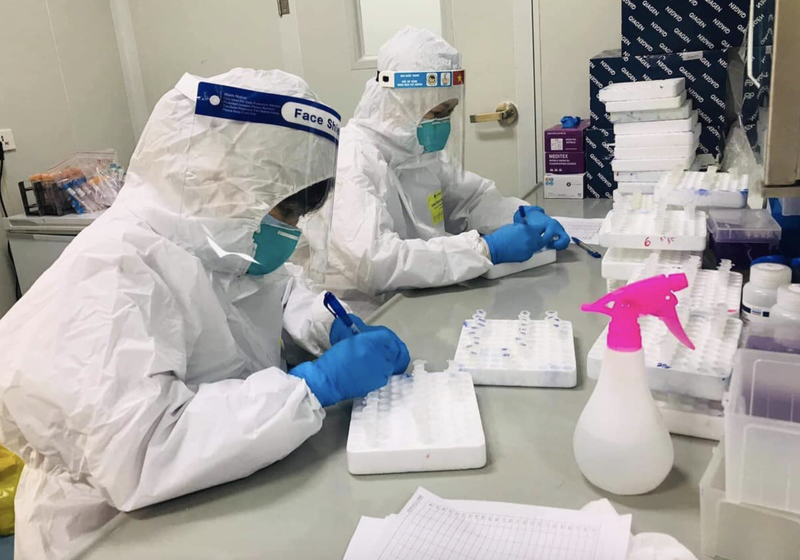 Nhân viên y tế làm việc trong phòng xét nghiệm COVID-19 (Ảnh - BYT) 