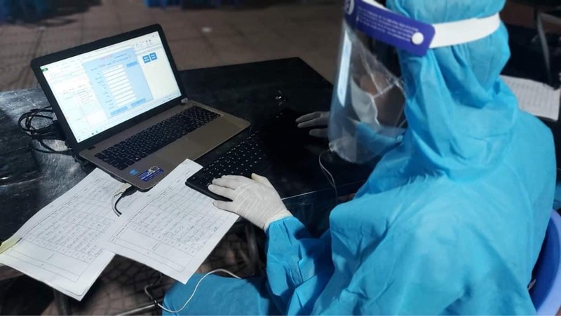 Nhân viên y tế nhập dữ liệu xét nghiệm COVID-19 (Ảnh - BYT)