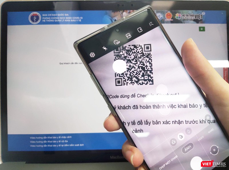 Người dân quét mã QR để khai báo y tế (Ảnh - Minh Thuý) Người dân quét mã QR để khai báo y tế (Ảnh - Minh Thuý)