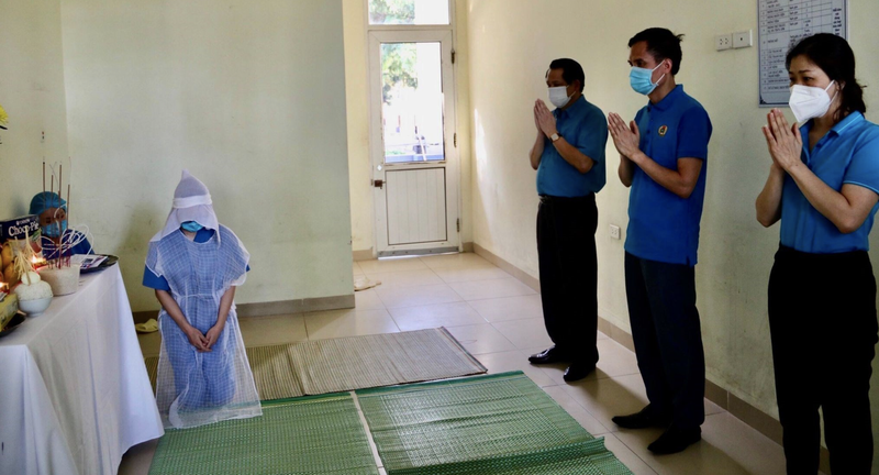 Đại diện Liên đoàn lao động tỉnh, Công đoàn ngành Y tế tỉnh Bắc Ninh đã kịp thời đến động viên, chia sẻ với chị Trinh (Ảnh - Anh Tuấn)