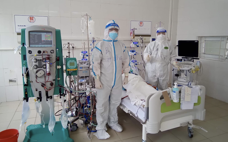 Bác sĩ điều trị cho bệnh nhân COVID-19 nặng (Ảnh - BYT)