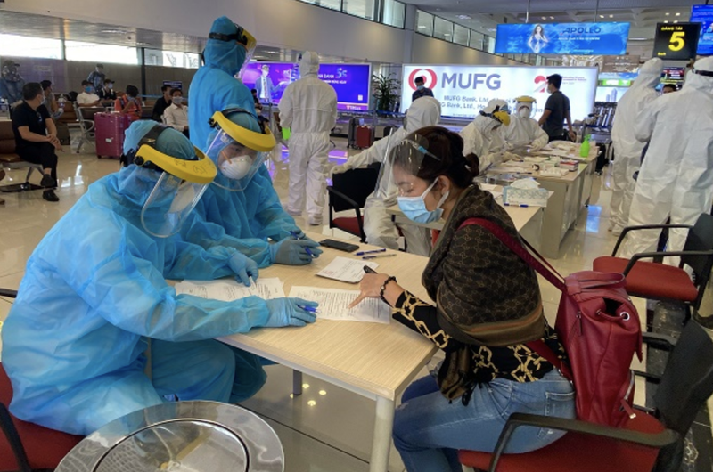 Người dân khai báo y tế tại sân bay (Ảnh - BYT) 