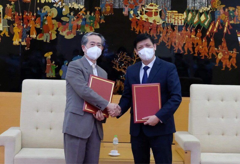 Bộ trưởng Bộ Y tế Nguyễn Thanh Long và ông Hùng Ba - Đại sứ đặc mệnh toàn quyền nước Cộng hoà nhân dân Trung Hoa - trao biên bản bàn giao lô hàng viện trợ gồm 500.000 liều vaccine và hơn 500.000 bơm kim tiêm (Ảnh - Trần Minh)