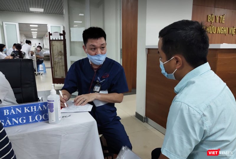 ThS. BS. Nguyễn Đặng Khiêm khám sàng lọc cho người dân trước khi tiêm vaccine phòng COVID-19 (Ảnh - Minh Thuý)