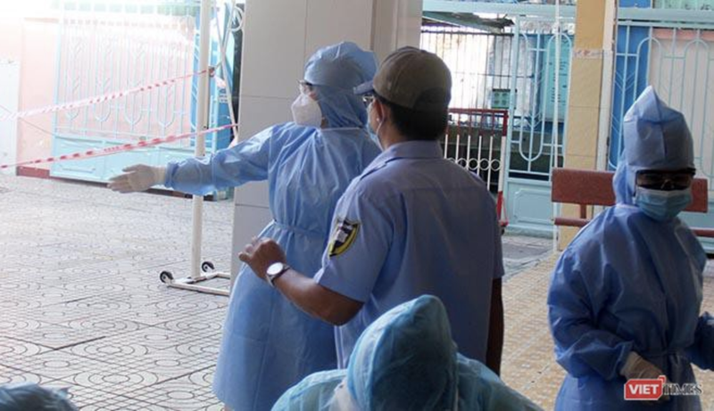 Sinh viên Nguyễn Thị Hồng Ngọc tới từ Hải Dương đang phân luồng cho các cô chú ở chợ Bà Chiểu (TP.HCM) vào khu vực lấy mẫu xét nghiệm (Ảnh: GVT) Sinh viên Nguyễn Thị Hồng Ngọc tới từ Hải Dương đang phân luồng cho các cô chú ở chợ Bà Chiểu (TP.HCM) vào khu vực lấy mẫu xét nghiệm (Ảnh: GVT)