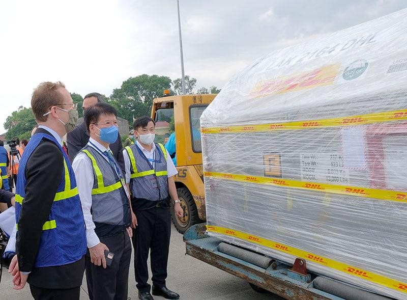 Thứ trưởng Bộ Y tế Trương Quốc Cường kiểm tra lô vaccine (Ảnh - Trần Minh)