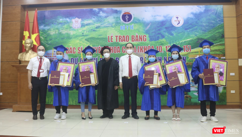 GS.TS. Tạ Thành Văn và TS. Phạm Văn Tác trao bằng tốt nghiệp cho các học viên (Ảnh - Minh Thuý) 