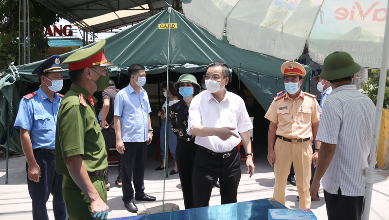 Chủ tịch UBND TP. Hà Nội cùng Sở Y tế kiểm tra chốt kiểm soát phòng dịch COVID-19 (Ảnh - Xuân Hải)