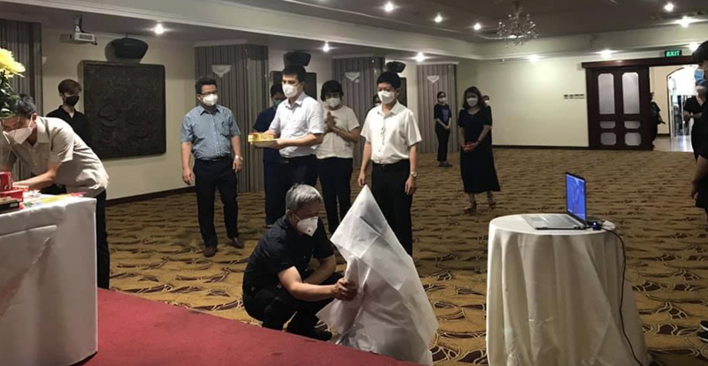 Thứ trưởng Bộ Y tế Nguyễn Trường Sơn chia sẻ sự mất mát với sinh viên Dương Thị Anh (Ảnh - BYT)