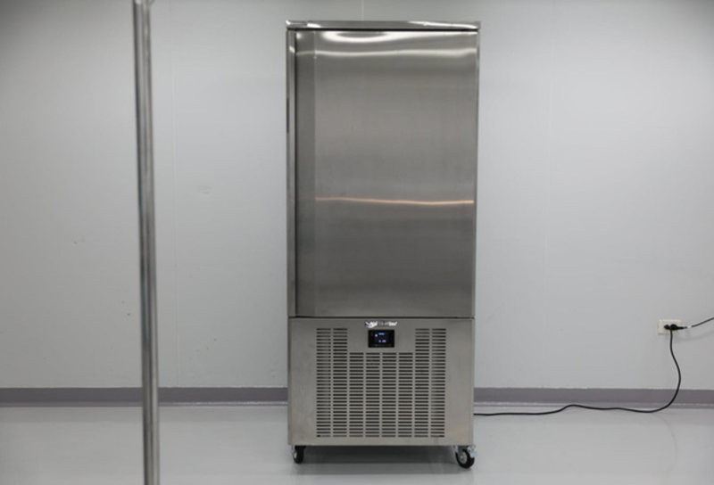 Vaccine được chuyển vào tủ lạnh cấp đông khẩn cấp, từ -2 đến -23 độ. Đây là quy trình đặc biệt và quan trọng nhất. Sau đó vaccine được bảo quản nhiệt độ từ 2 đến 8 độ C