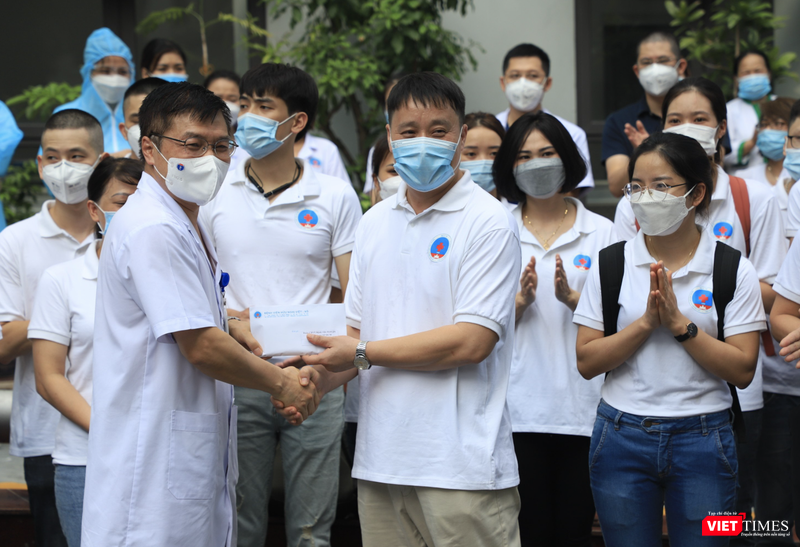 Giám đốc Bệnh viện Hữu Nghị tặng quà động viên cho đoàn 35 bác sĩ, điều dưỡng (Ảnh - Minh Thuý) Giám đốc Bệnh viện Hữu Nghị tặng quà động viên cho đoàn 35 bác sĩ, điều dưỡng (Ảnh - Minh Thuý)