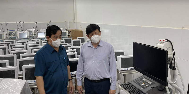 Bộ trưởng Bộ Y tế Nguyễn Thanh Long kiểm tra các trang thiết bị y tế được chuyển cho Trung tâm hồi sức tích cực và bệnh viện dã chiến (Ảnh - NH)