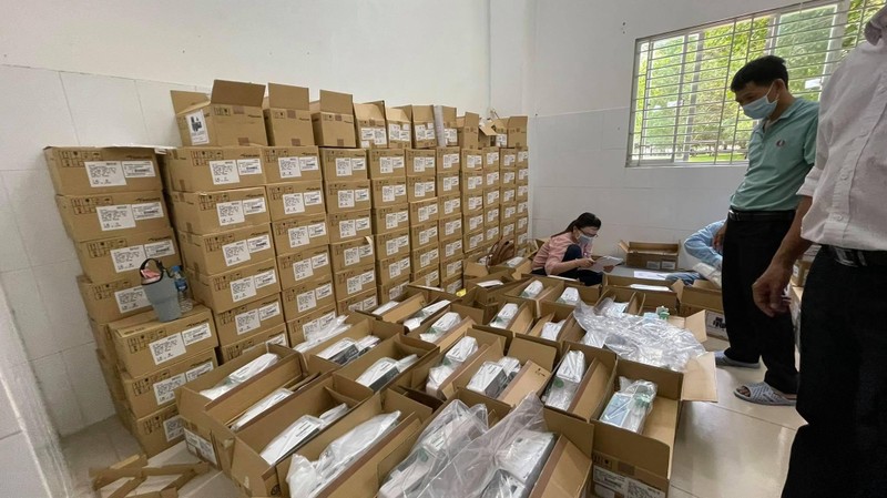 Các cán bộ gấp rút chuẩn bị trang thiết bị y tế để gửi vào TP. HCM (Ảnh - NH)