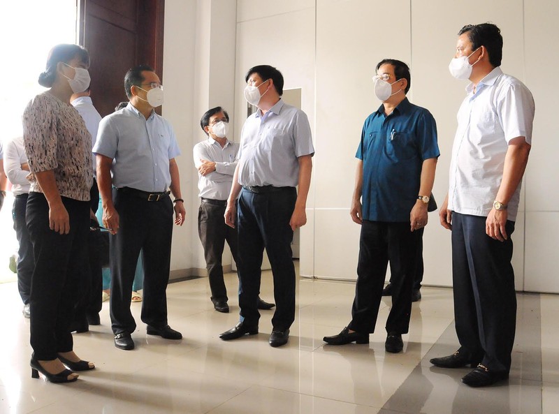 Bộ trưởng Bộ Y tế Nguyễn Thanh Long khảo sát mặt bằng xây dựng Trung tâm hồi sức tích cực tại Long An (Ảnh - Thái Bình) Bộ trưởng Bộ Y tế Nguyễn Thanh Long khảo sát mặt bằng xây dựng Trung tâm hồi sức tích cực tại Long An (Ảnh - Thái Bình)