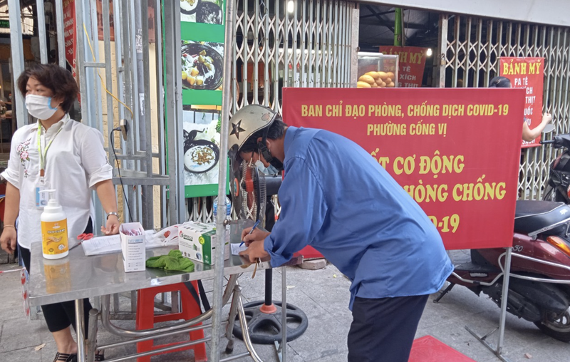 Người dân thực hiện nghiêm quy định phòng, chống dịch trước khi vào chợ (Ảnh - UBND Q. Ba Đình) Người dân thực hiện nghiêm quy định phòng, chống dịch trước khi vào chợ (Ảnh - UBND Q. Ba Đình)