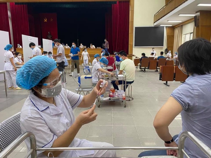 Tiến độ tiêm vaccine phòng COVID-19 đang được đẩy nhanh (Ảnh - TTYTHBT)