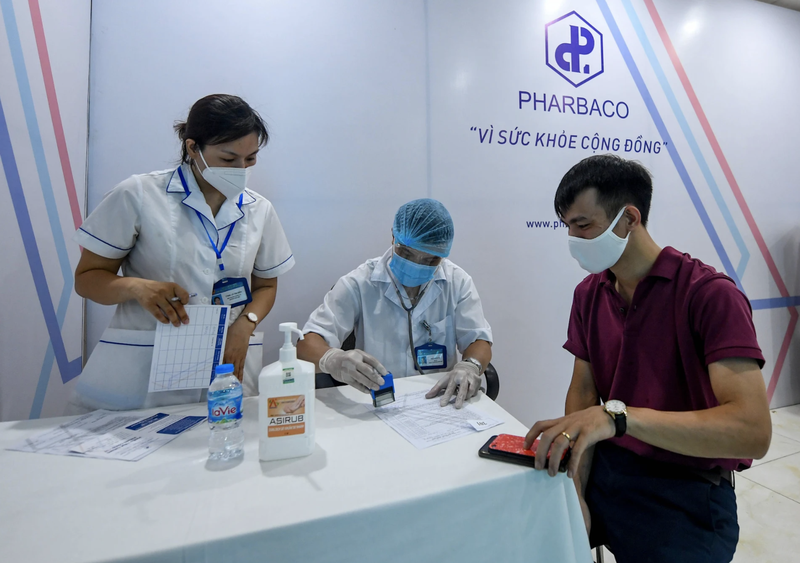 Người dân đăng ký tiêm vaccine phòng COVID-19 theo đúng quy định (Ảnh -Pharbaco)