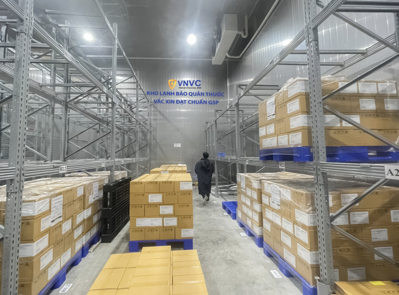 Bên trong kho lạnh bảo quản vaccine phòng COVID-19 của VNVC (Ảnh - VNVC)