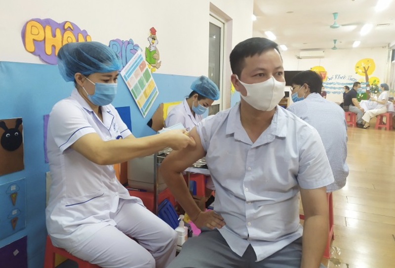 Nhân viên y tế tiêm vaccine cho người dân (Ảnh - SYT HN) Nhân viên y tế tiêm vaccine cho người dân (Ảnh - SYT HN)