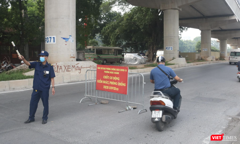 Chốt cơ động kiểm soát phòng, chống dịch COVID-19 phường Ngọc Khánh (Ảnh - Minh Thuý)