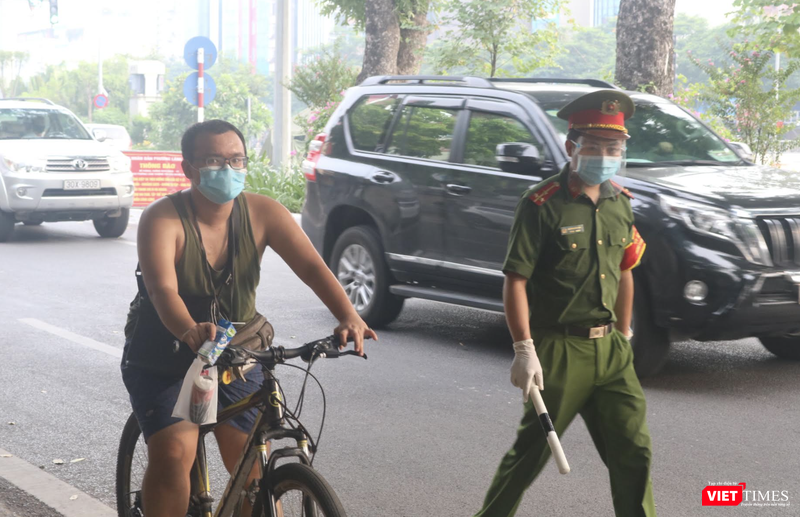 Trường hợp vi phạm quy định phòng, chống dịch COVID-19, ra đường không có lý do (Ảnh - Minh Thuý)