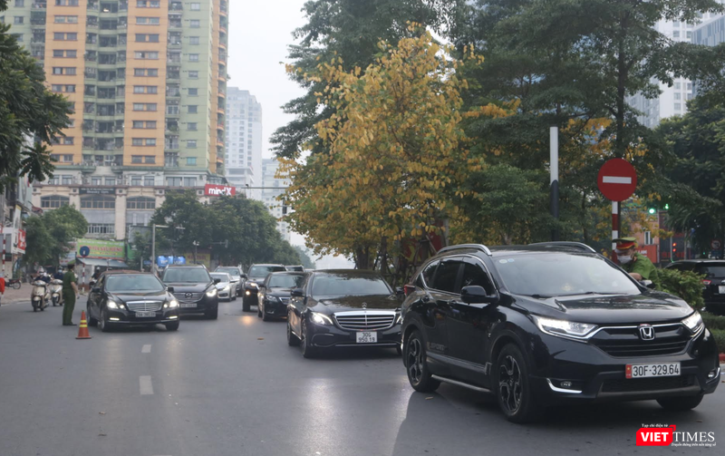 Ô tô xếp hàng dài chờ kiểm tra (Ảnh - Minh Thuý)