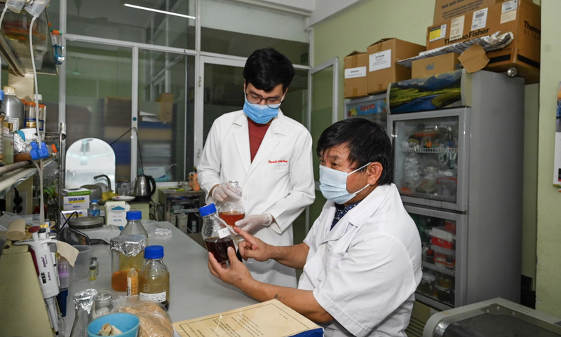 PGS.TS. Lê Quang Huấn (bên phải) và cộng sự nghiên cứu thuốc thử nghiệm điều trị COVID-19 VIPDERVIR (Ảnh - Viện HLKHCNVN)