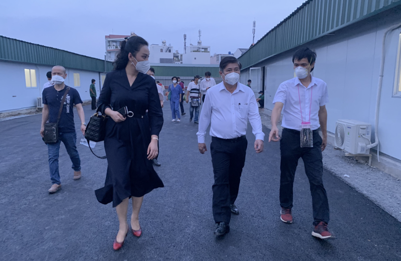 Ông Nguyễn Văn Nên – Bí thư Thành ủy TP. HCM (Thứ 2 từ trái sang) động viên tinh thần các y bác sĩ tại trung tâm hồi sức tích cực người bệnh COVID-19 thuộc Bệnh viện Hữu nghị Việt Đức tại TP. HCM (Ảnh - BVCC) Ông Nguyễn Văn Nên – Bí thư Thành ủy TP. HCM (Thứ 2 từ trái sang) động viên tinh thần các y bác sĩ tại trung tâm hồi sức tích cực người bệnh COVID-19 thuộc Bệnh viện Hữu nghị Việt Đức tại TP. HCM (Ảnh - BVCC)