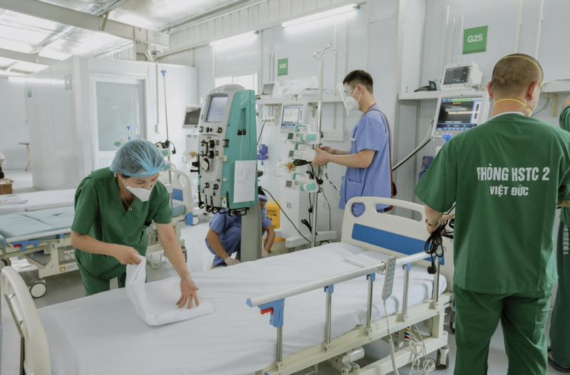 Những trang thiết bị hiện đại được vận chuyển từ Bệnh viện Hữu nghị Việt Đức để thiết lập và vận hành trung tâm Hồi sức tích cực người bệnh COVID-19 tại TP. HCM (Ảnh - BVCC) Những trang thiết bị hiện đại được vận chuyển từ Bệnh viện Hữu nghị Việt Đức để thiết lập và vận hành trung tâm Hồi sức tích cực người bệnh COVID-19 tại TP. HCM (Ảnh - BVCC)