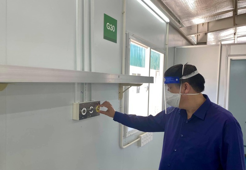 Bộ trưởng Bộ Y tế Nguyễn Thanh Long kiểm tra họng oxy, khí nén và máy hút trung tâm tại Trung tâm hồi sức tích cực ở Bệnh viện Hữu nghị Việt Đức (Ảnh - Vũ Mạnh Cường)