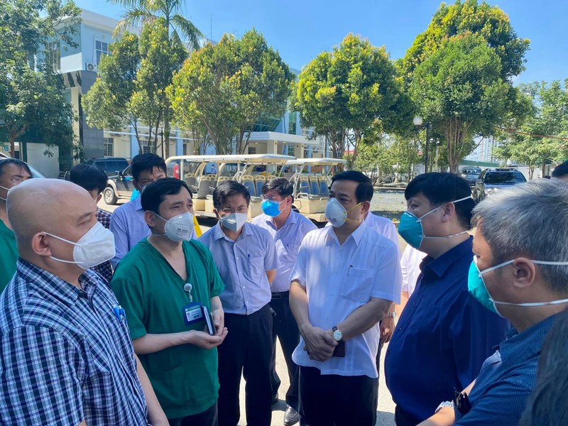 PGS.TS. Đỗ Ngọc Sơn - Phó trưởng Khoa A9 Bệnh viện Bạch Mai báo cáo với lãnh đạo Bộ Y tế về công tác điều trị bệnh nhân nặng tại Trung tâm hồi sức tích cực của BV Bạch Mai (Ảnh - Vũ Mạnh Cường)