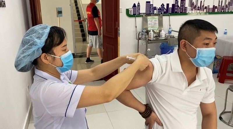 Nhân viên Trung tâm Y tế huyện An Dương tiêm vaccine phòng COVID-19 VeroCell cho người lao động (Ảnh - Duy Thành)