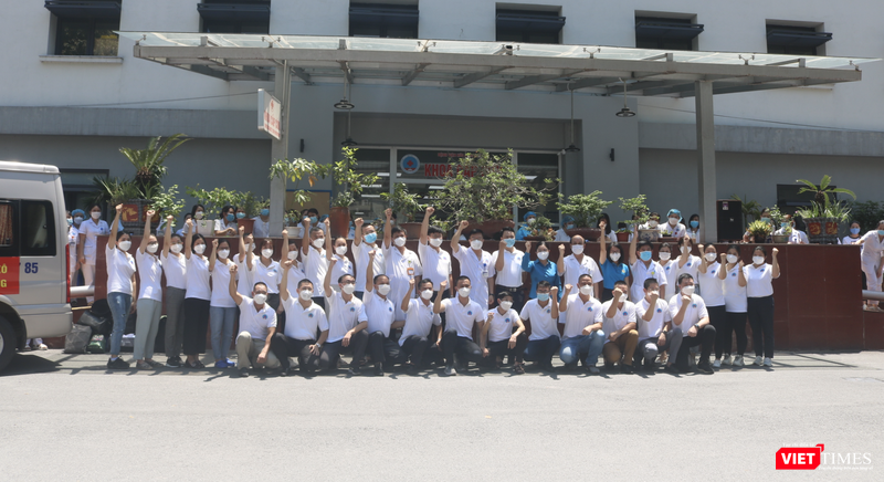 30 bác sĩ, điều dưỡng thể hiện sự quyết tâm chống dịch COVID-19 trước khi lên đường (Ảnh - Minh Thuý)