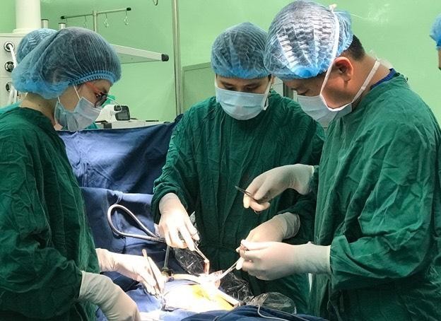 Các bác sĩ phẫu thuật cho bệnh nhi (Ảnh - BVCC) Các bác sĩ phẫu thuật cho bệnh nhi (Ảnh - BVCC)