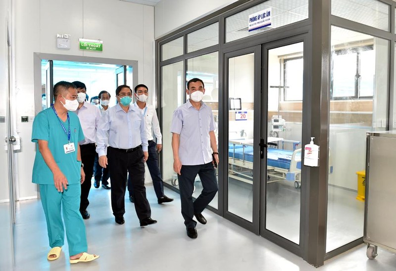 Thủ tướng tham quan buồng áp lực âm. Mỗi một khối nhà điều trị có một buồng áp lực âm đã được vận hành thử nghiệm để sẵn sàng đưa vào sử dụng