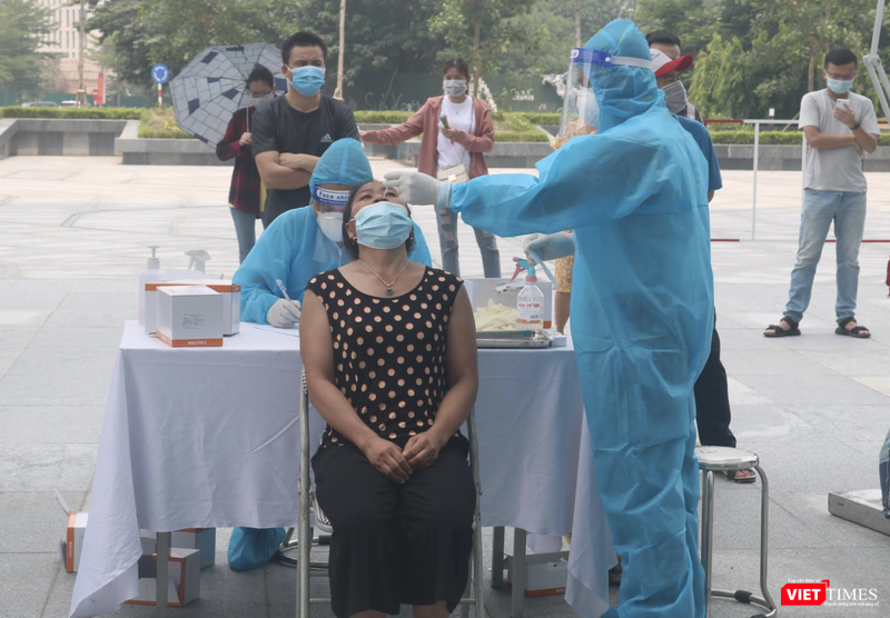 Người dân được lấy mẫu xét nghiệm COVID-19 (Ảnh - Minh Thuý)