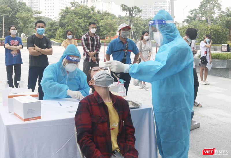 Người dân được lấy mẫu xét nghiệm COVID-19 (Ảnh - Minh Thuý) 